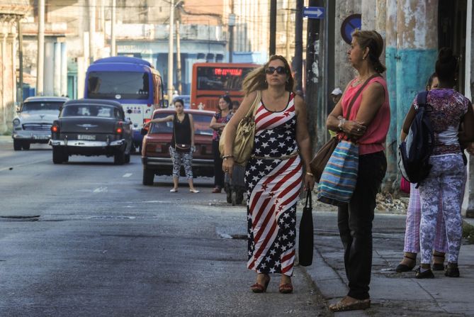 En La Habana, una mujer con los colores de moda en Cuba, ante la llegada del presidente de EE.UU.