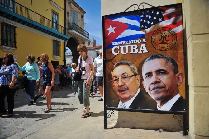 "Bienvenido a Cuba", un cartel en pleno centro de La Habana, saluda la llegada del presidente de EE.UU., algo inimaginable hace apenas unos años.