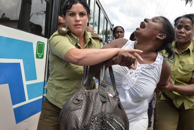 Las mujeres fueron llevadas a autobuses desde el sitio donde realizan su protesta semanal.