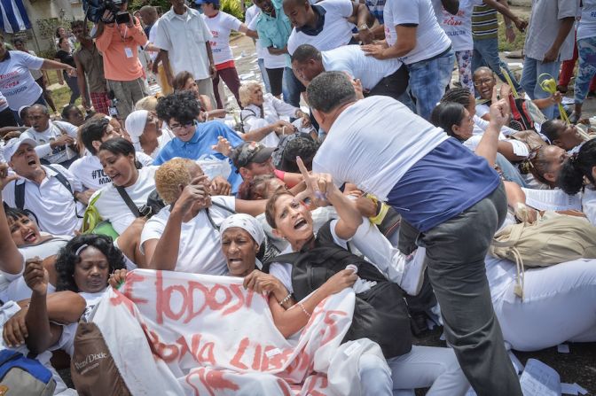 Coincidiendo con la llegada de Barack Obama, decenas de disidentes del grupo Las Damas de Blanco fueron detenicas (BADALBERTO ROQUE/AFP/Getty Images).