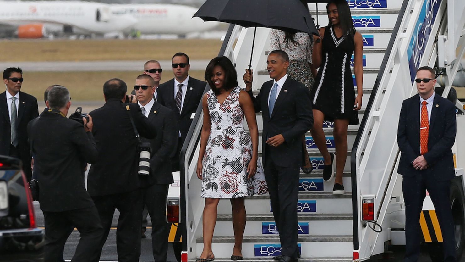 El primer paso de un presidente de EE.UU. en suelo cubano en 88 años. Barack Obama llegó a La Habana, en una histórica visita.