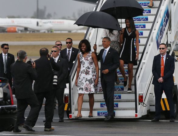 El primer paso de un presidente de EE.UU. en suelo cubano en 88 años. Barack Obama llegó a La Habana, en una histórica visita.