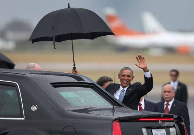 Barack Obama saludó a la prensa antes de abordar la limusina que lo trasladaría a su primer evento: una visita al personal de la embajada de Estados Unidos. Debido a la lluvia, la recepción fue en un hotel de La Habana.