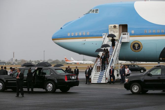 Obama fue recibido en una tarde lluviosa en La Habana por una delegación de funcionarios cubanos, entre ellos Bruno Rodríguez, ministro de Exteriores, y Josefina Vidal, directora general para Estados Unidos del Ministerio de Exteriores cubano.