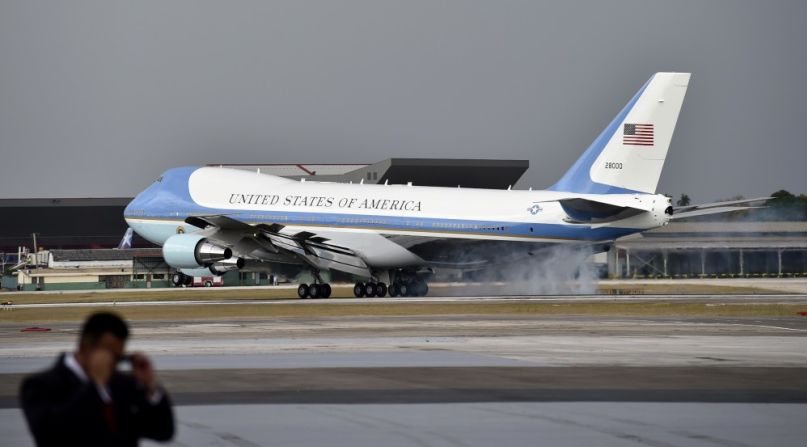 El Air Force One aterrizó en el Aeropuerto Internacional José Martí alrededor de las 4:19 p.m. hora local.