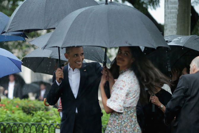 Un paseo, bajo la lluvia, por La Habana Vieja. El presidente de EE.UU., Barack Obama, y su hija Maila en el casco histórico de la capital cubana.