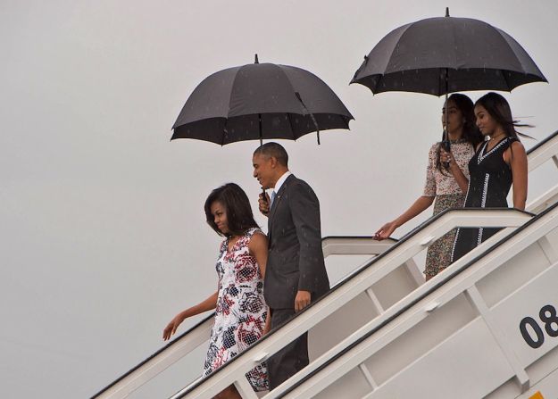 El presidente Barack Obama, su esposa Michelle y sus hijas Malia y Sasha aterrizaron en el aeropuerto José Martí de La Habana la tarde del domingo (NICHOLAS KAMM/AFP/Getty Images).