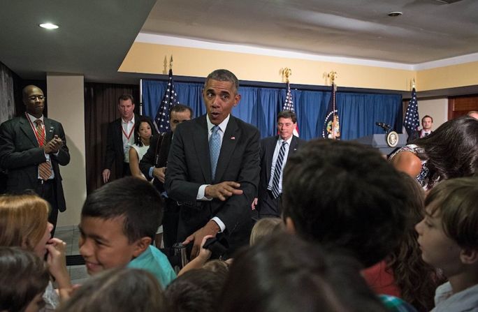 Obama visitó la embajada de EE.UU. en Cuba, donde bromeó con los hijos de los empleados de la sede diplomática (NICHOLAS KAMM/AFP/Getty Images).