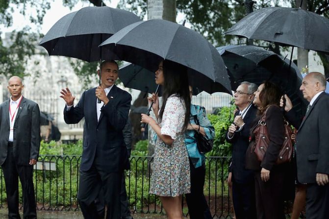 Como los actos oficiales inician este lunes, los Obama aprovecharon la tarde del domingo para pasear por La Habana Vieja (Chip Somodevilla/Getty Images).