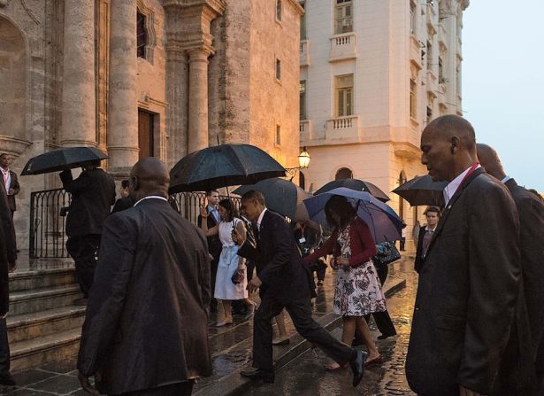 Los Obama también visitaron la Catedral de La Habana, donde fueron recibidos por el cardenal Jaime Ortega (NICHOLAS KAMM/AFP/Getty Images).