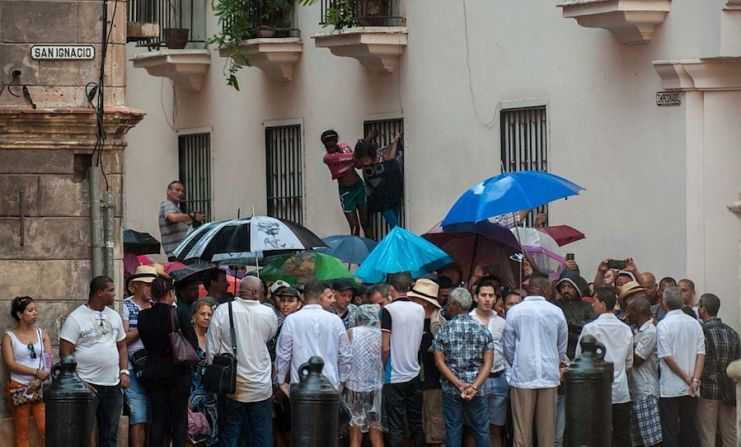 Como los actos oficiales inician este lunes, los Obama aprovecharon la tarde del domingo para pasear por La Habana Vieja (Chip Somodevilla/Getty Images).