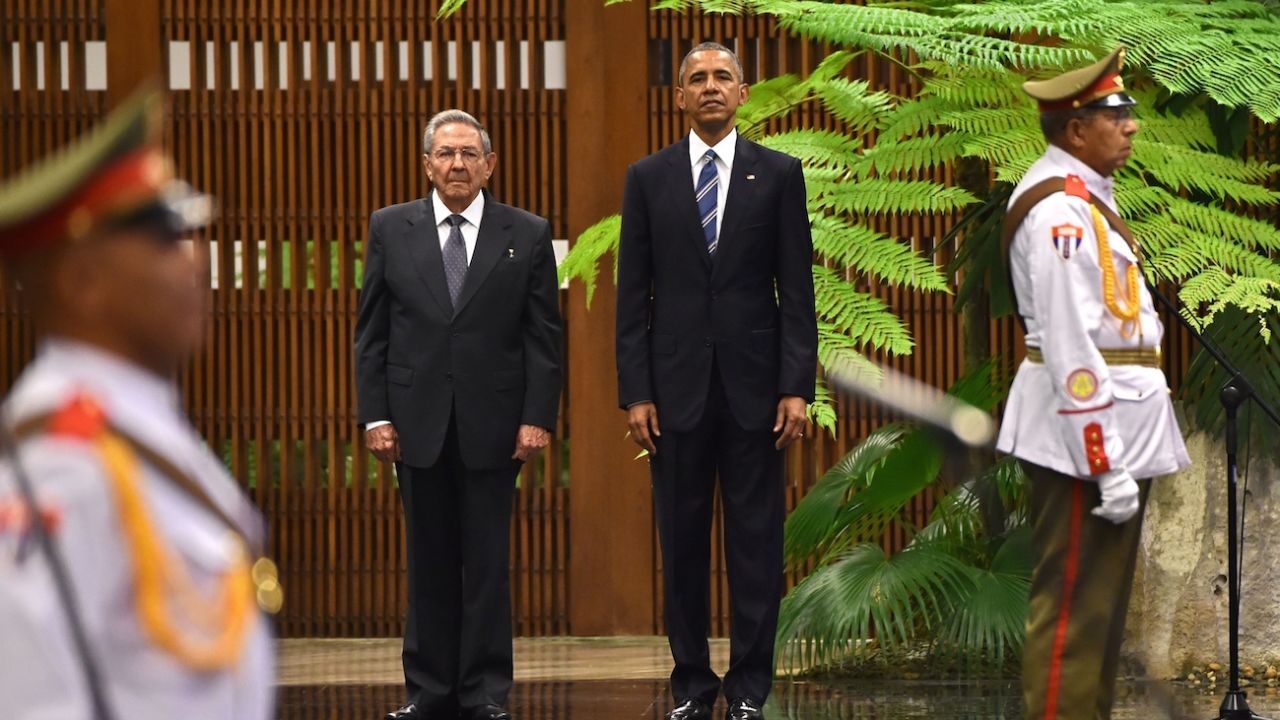 US President Barack Obama (2-L) stands next to Cuban President Raul Castro upon his arrival at the Revolution Palace in Havana on March 21, 2016. US President Barack Obama and his Cuban counterpart Raul Castro met Monday in Havana's Palace of the Revolution for groundbreaking talks on ending the standoff between the two neighbors.  AFP PHOTO/ NICHOLAS KAMM / AFP / NICHOLAS KAMM