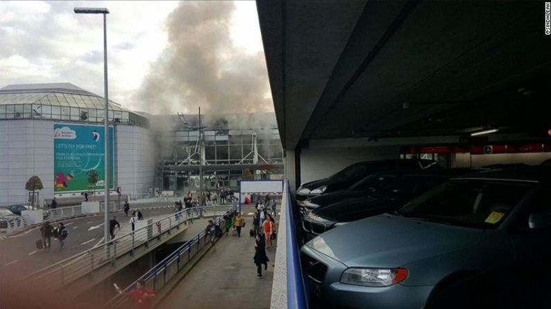 Dos explosiones se registraron en el aeropuerto de Bruselas, causando varios muertos y heridos.