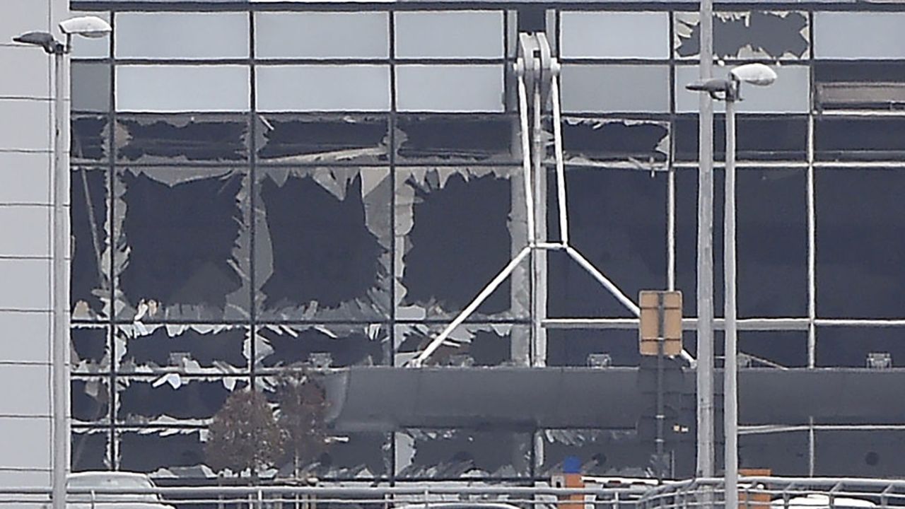 Una fotografía muestra el daño a la fachada del aeropuerto de Bruselas tras los ataques donde murieron varias personas y decenas resultaron heridas.