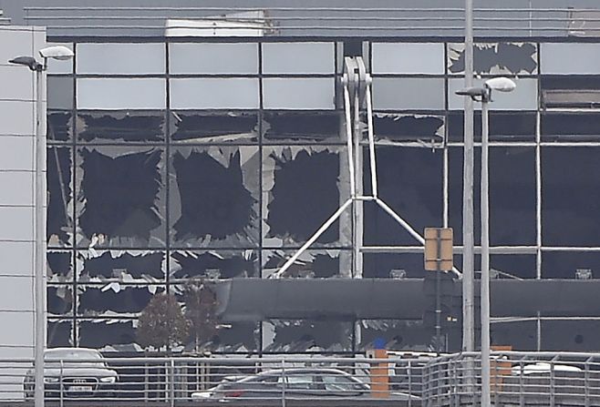 Una fotografía muestra el daño a la fachada del aeropuerto de Bruselas tras los ataques donde murieron varias personas y decenas resultaron heridas.