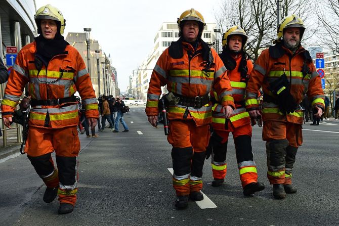 Los bomberos aseguran el perímetro de seguridad en la estación de metro de Maalbeek tras el ataque en Bruselas el 22 de marzo.