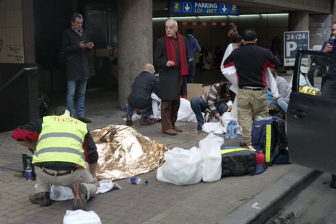 Varios heridos se encuentran a las afueras del metro de Bruselas por una de las explosiones que se registraron en la capital de Bélgica.