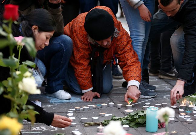 Cientos de personas han escrito en el piso sus mensajes para honrar a las víctimas de los ataques de Bruselas.