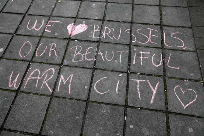 "Amamos Bruselas, nuestra hermosa y cálida ciudad", dice este mensaje dejado en el piso cerca de la zona de la Bolsa en Bruselas.