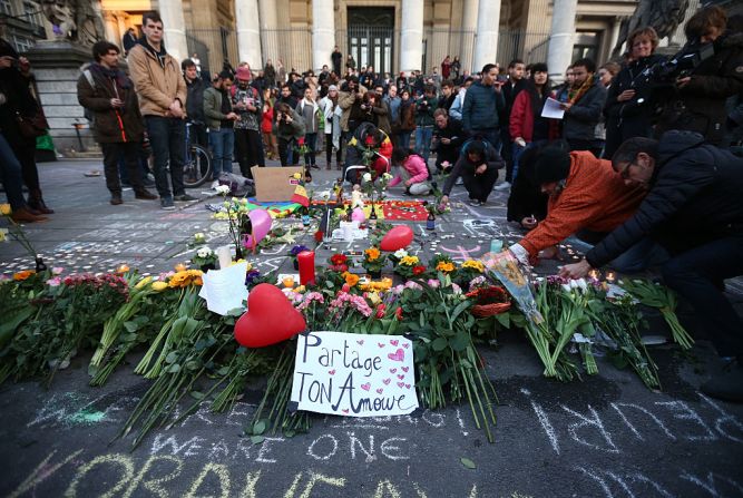 Un grupo de personas se reúnen para rendir tributo a las víctimas de los atentados terroristas de Bruselas.