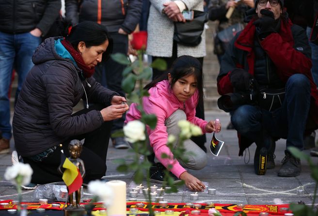 Un grupo de personas se reúnen para rendir tributo a las víctimas de los atentados terroristas de Bruselas.