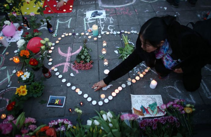 Muchas personas se acercaron a la zona de la Bolsa en Bruselas para encender velas y dejar mensajes para las víctimas y los familiares de quienes murieron en los ataques.