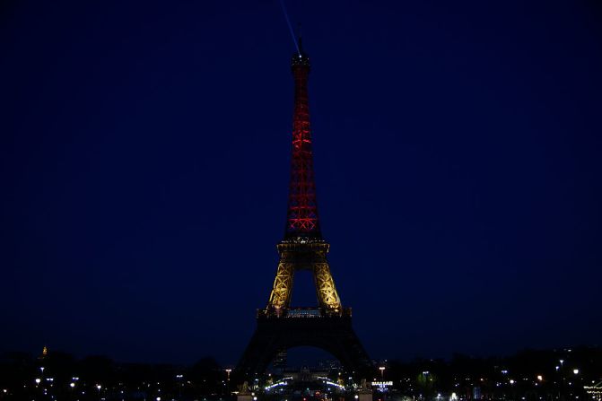 La Torre Eiffel se prendió con los colores de la bandera de Bélgica para rendir homenaje a las víctimas de los ataques terroristas de Bruselas.