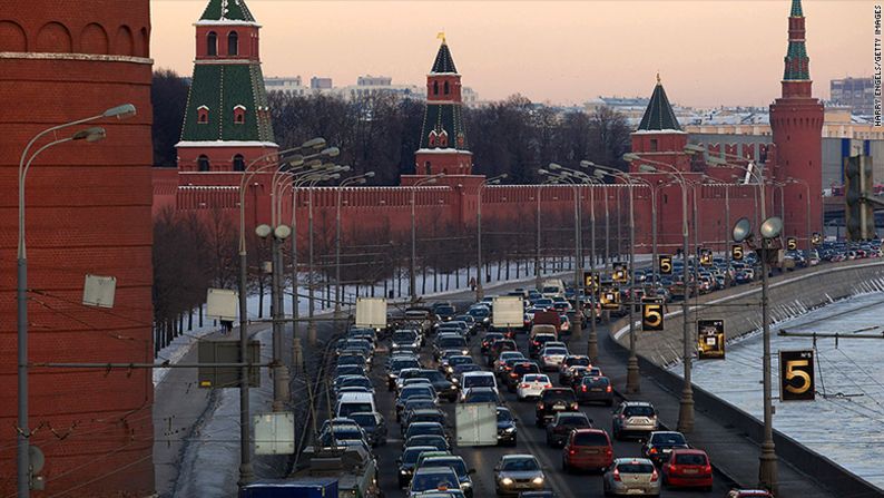 Conducir a través de sistema de carreteras en forma de anillo de Moscú durante las horas de la tarde es para el tipo de personas pacientes... el tráfico hace que el habitual viaje de media hora por la tarde se vuelva un asunto de 57 minutos.