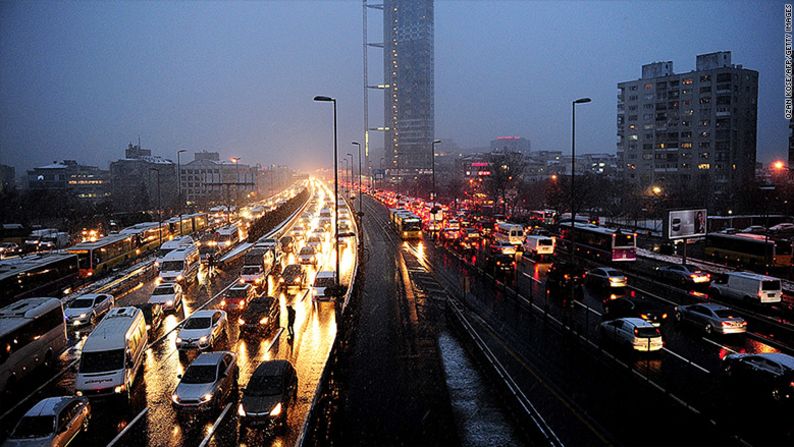 Estambul, con sus puentes que conectan Asia y Europa, tiene el peor tráfico durante las horas pico de la tarde del mundo.