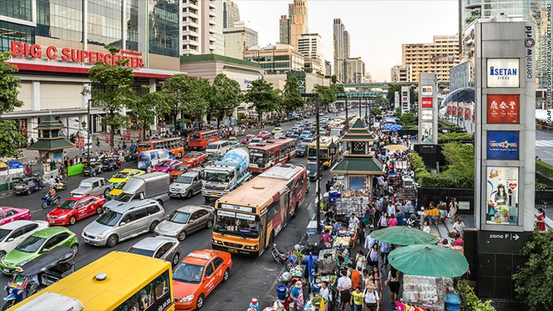 Bangkok tiene un genial sistema de metro, ferris de río e incluso una red de canales. Sin embargo, tiene la peor hora pico de tráfico de la tarde del mundo.