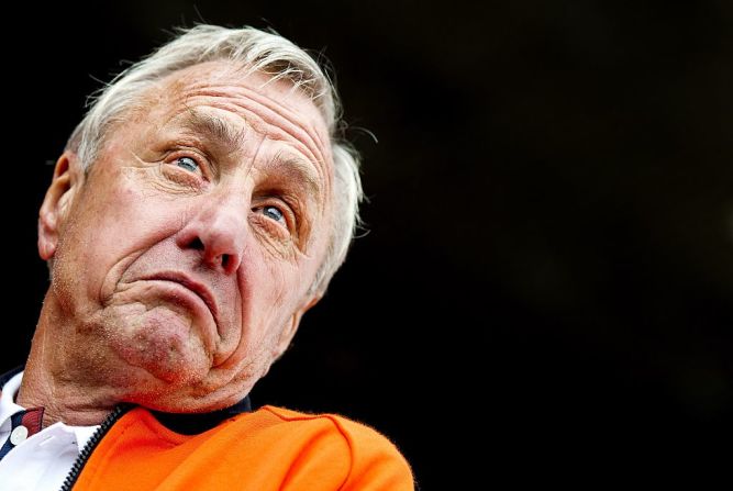 El exfutbolista holandés y director técnico de la selección de Holanda Johan Cruyff murió este 24 de marzo a los 68 años después de una batalla con el cáncer de pulmón.