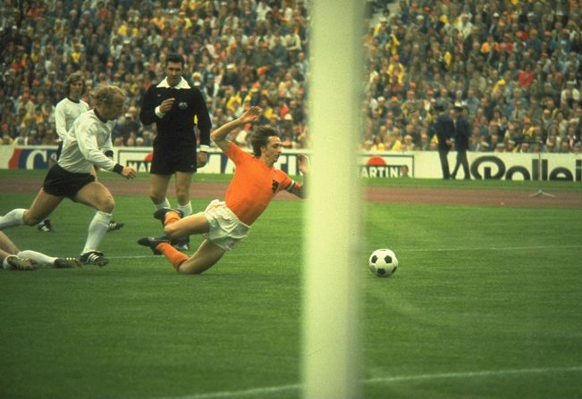 Una foto del 7 de julio de 1974 muestra a Johan Cruyff (d) de Holanda dispara hacia el arco durante la final de la Copa Mundial frente a Alemania.