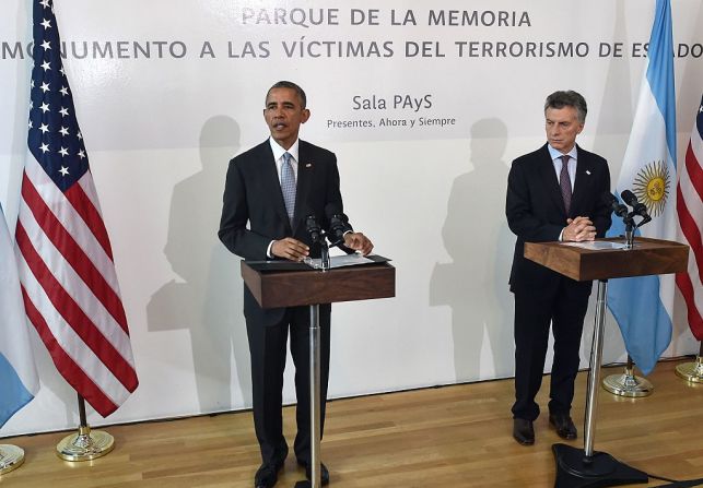 El presidente Barack Obama y el presidente Mauricio Macri hablan durante su visita al Parque de la Memoria al que el mandatario estadounidense asistió durante si visita de dos días a Argentina.