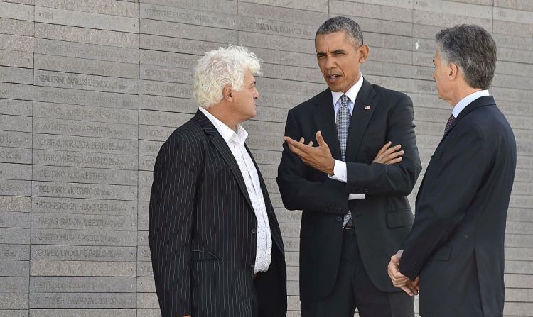 Obama conversó con el reconocido activista argentino de derechos humanos Marcelo Brodsky —cuyo hermano fue uno de los desaparecidos durante la "guerra sucia”— en su visita al Parque de la Memoria, ubicado en Buenos Aires, Argentina.