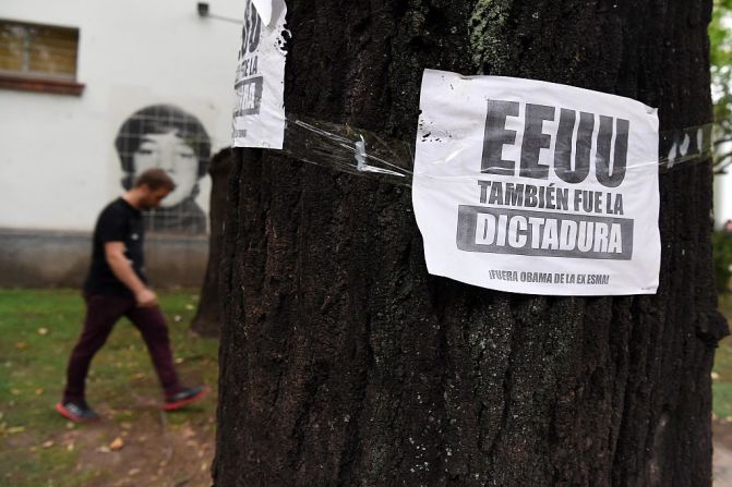 “Estados Unidos también fue la dictadura”, dice un cartel pegado en un árbol cerca del edificio de la Escuela de Mecánica de la Armada (ESMA) que funcionaba como centro clandestino de detención durante esa época.