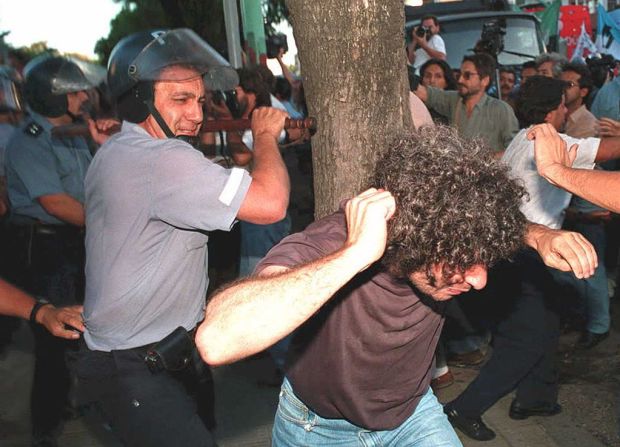 Un policía golpea a un manifestante de la marcha del 23 de marzo de 1995 (12 años después del fin de la dictadura) que protestaba en la Escuela de Mecánica de la Armada (ESMA) pidiendo que los responsables de la desaparición de miles de argentinos fueran identificados.