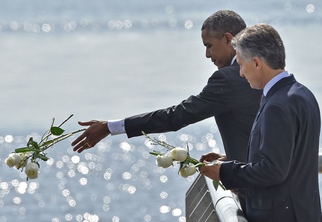 Este 24 de marzo se cumplen 40 años del inicio de la dictadura militar de Argentina. El presidente Obama rindió tributo a las por lo menos 30.000 víctimas del régimen militar que reinó en Argentina entre 1976 y 1983. Obama y Macri rindieron tributo a los desaparecidos.