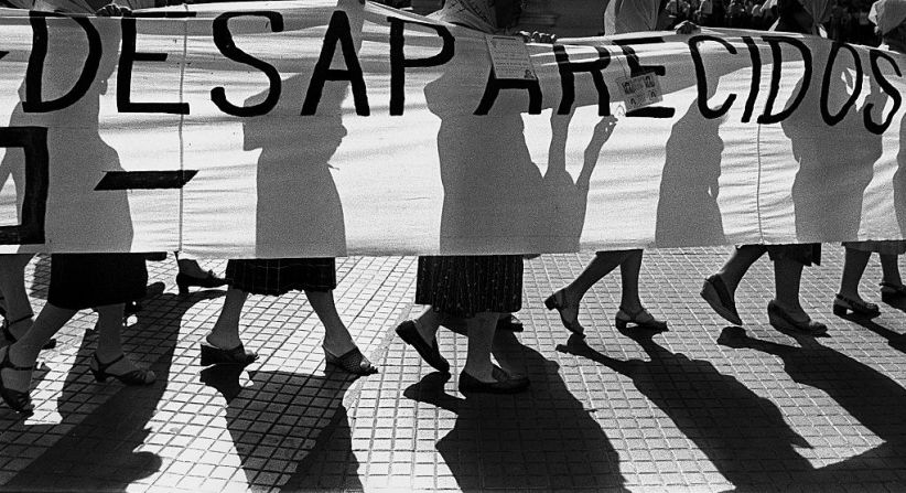 1980: Las Madres de la Plaza de Mayo, un grupo de mujeres que empezaron a buscar a sus hijos desaparecidos en la icónica plaza porteña, sostienen un cartel recordando que sus hijos están desaparecidos.