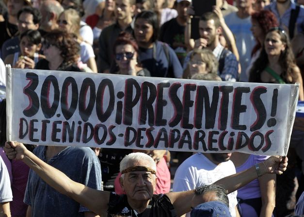 Se estima que durante la dictadura argentina fueron desaparecidas 30.000 personas, según informes de grupos de derechos humanos.