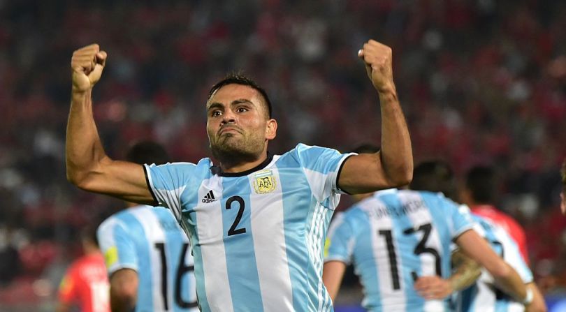 Gabriel Mercado celebra con Messi el gol de la victoria sobre Chile.