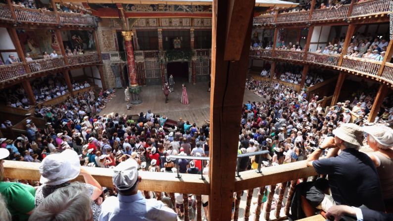 El Globe Theatre de Londres, construido en 1997, es una recreación fiel de un escenario isabelino y está ubicado a varios cientos de yardas desde el sitio del Globe original de la época de Shakespeare. Este pone en escena un puñado de obras de Shakespeare cada año.