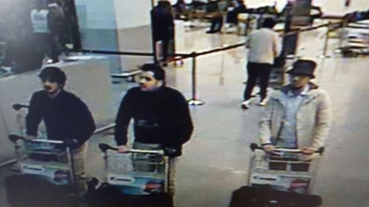 Como Najim Laachraoui, (a la izquierda, con un sombrero negro y chaqueta color claro) fue identificado el segundo responsable de ataques en Bruselas. Ahora la policía ha emitido orden de captura para el tercer sospechoso, el 'hombre del sombrero'.