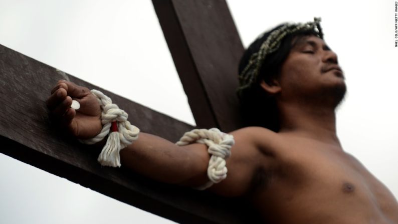 Un hombre es clavado en una cruz durante la recreación de la crucifixión el Viernes Santo en el pueblo de San Juan, San Fernando, al norte de Manila.