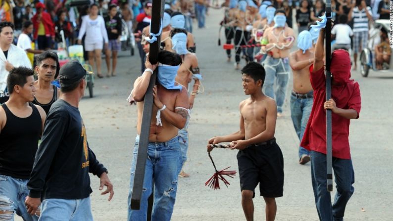 Los penitentes conmemoran, con la autoflagelación, la crucifixión y resurrección de Jesus.