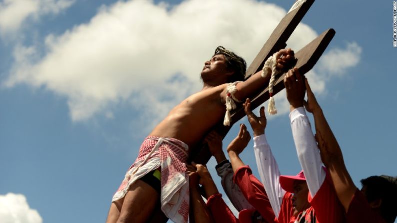 Mientras cristianos alrededor del mundo se preparan para celebrar la Pascua, creyentes en las Filipinas conmemoran la crucifixión y resurrección de Jesucristo con actos de penitencia. Se autoflagelan con pedazos de madera y se crucifican en una cruz para redimirse de sus pecados. Líderes católicos filipinos critican la práctica.