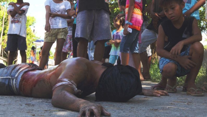 Un total de 5.000 hombres participan como nazarenos en la celebración del Viernes Santo. Jimmy Lazatin, vicealcalde de la ciudad que co-organiza el evento, dice que los hombres tienen diferentes razones para sus acciones. Para algunos, es su fe. Para otros, es entretenimiento "macho".