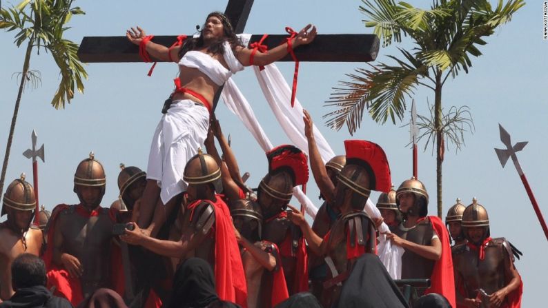 Ruben Enaje, de 53 años, carpintero y pintor de San Fernando Pampanga, ha interpretado el papel de Jesús durante los últimos 27 años.