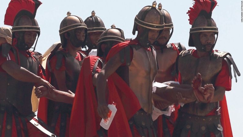 Para los 75 millones de católicos en Filipinas, la Pascua es la festividad religiosa más importante del año. Miles esperan pacientemente durante largas horas a una temperatura de 40 grados centígrados, sólo para ver esta brutal tradición. Lazatin dice que la ciudad espera a alrededor de 40.000 visitantes.