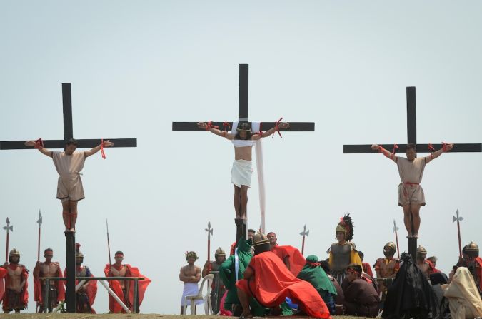 Tres filipinos son crucificados en San Fernando, Filipinas.