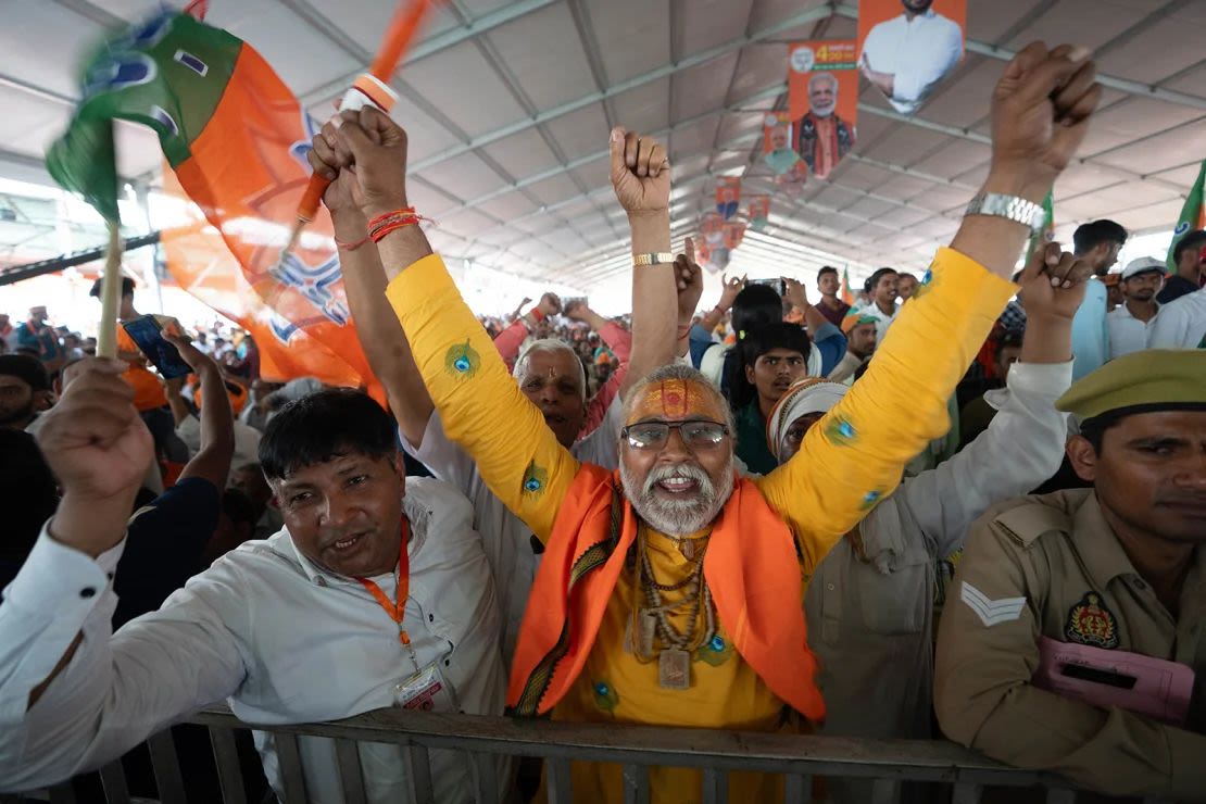 Simpatizantes ondean la bandera del BJP del primer ministro Narendra Modi en Aligarh, India, el 22 de abril de 20224.